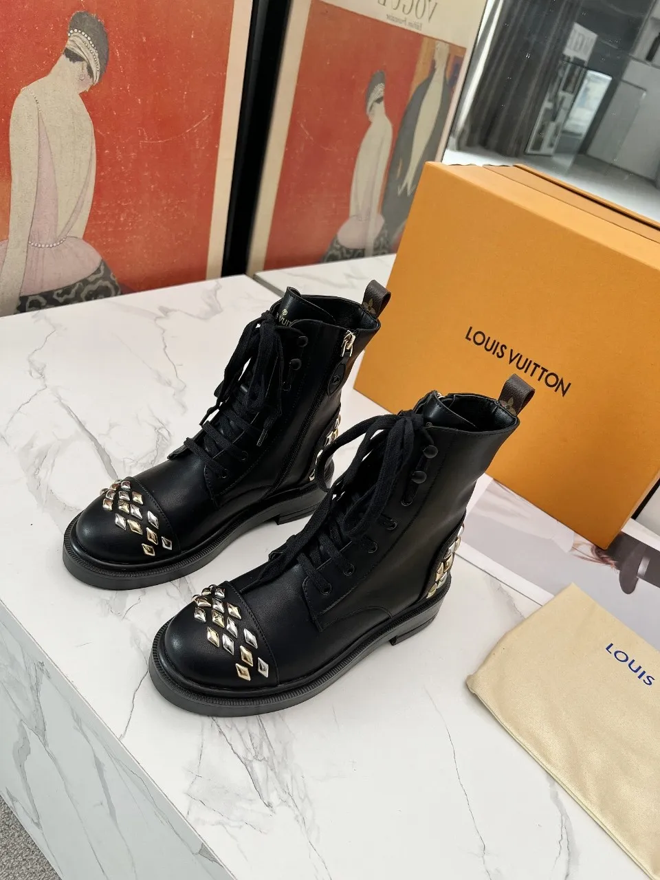 👟👟Ex-factory price 600👟👟 The cabinet is synchronized with the quality of LV Louis Vuitton's high-end products, hot models that have been out of stock many times through purchasing agents, and the upper hardware is molded and dazzling. The fabric is made of imported calfskin. Sheepskin lining, sheepskin foot pads, original molded outsole. It looks great on your feet and is super cool! The real thing is more beautiful. 35-40, size 41 can be customized